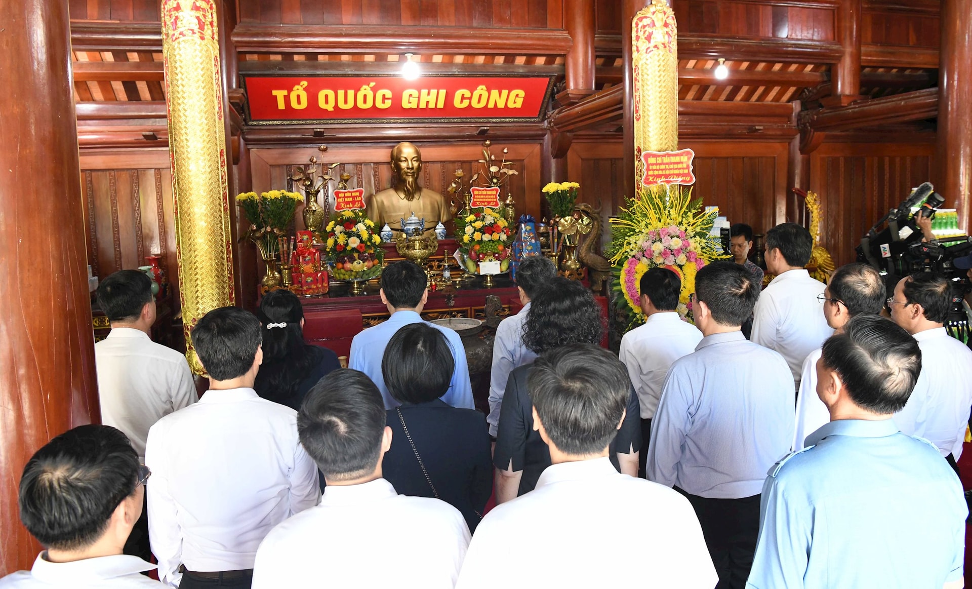 ctqh-dang-huong-dang-hoa-tai-nha-tho-chu-tich-ho-chi-minh-3.jpg