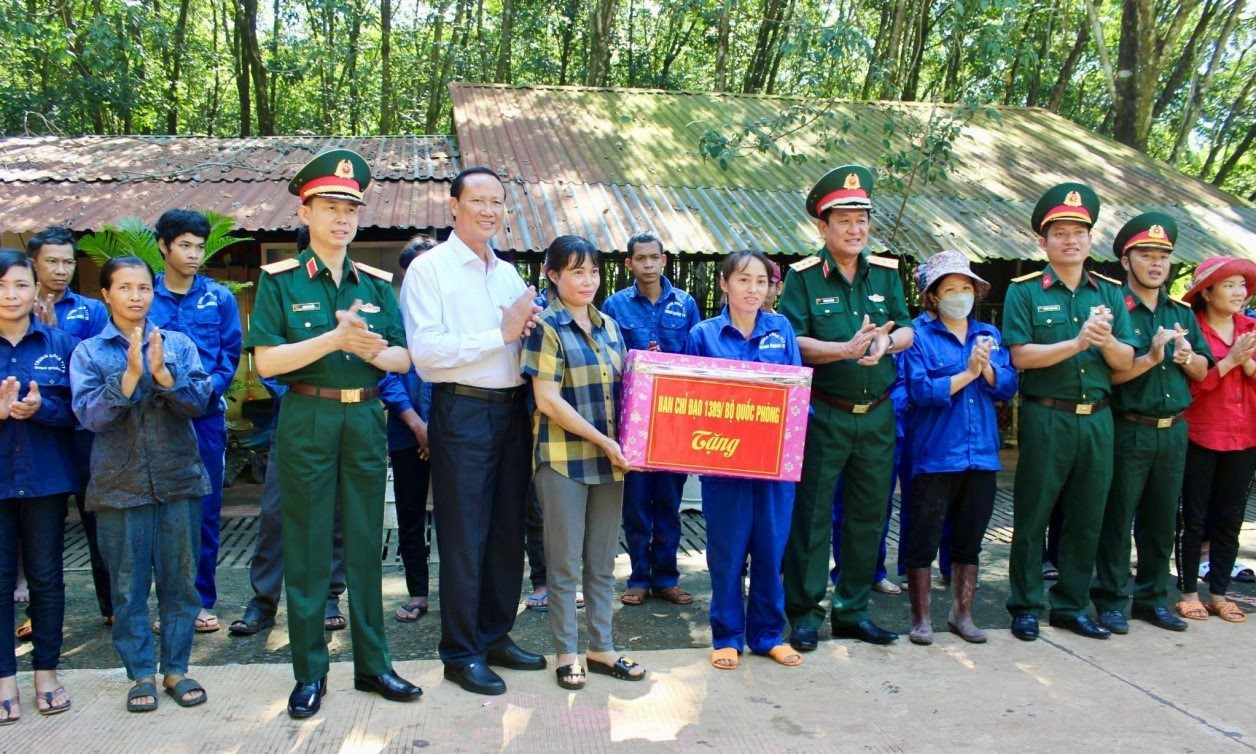 thuong-tuong-vo-minh-luong-thu-truong-bo-quoc-phong-va-thieu-tuong-pham-ba-hien-tu-lenh-binh-doan-16-cung-doan-cong-tac-tham-va-tang-qua-cho-nguoi-lao-dong-binh-doan.jpg