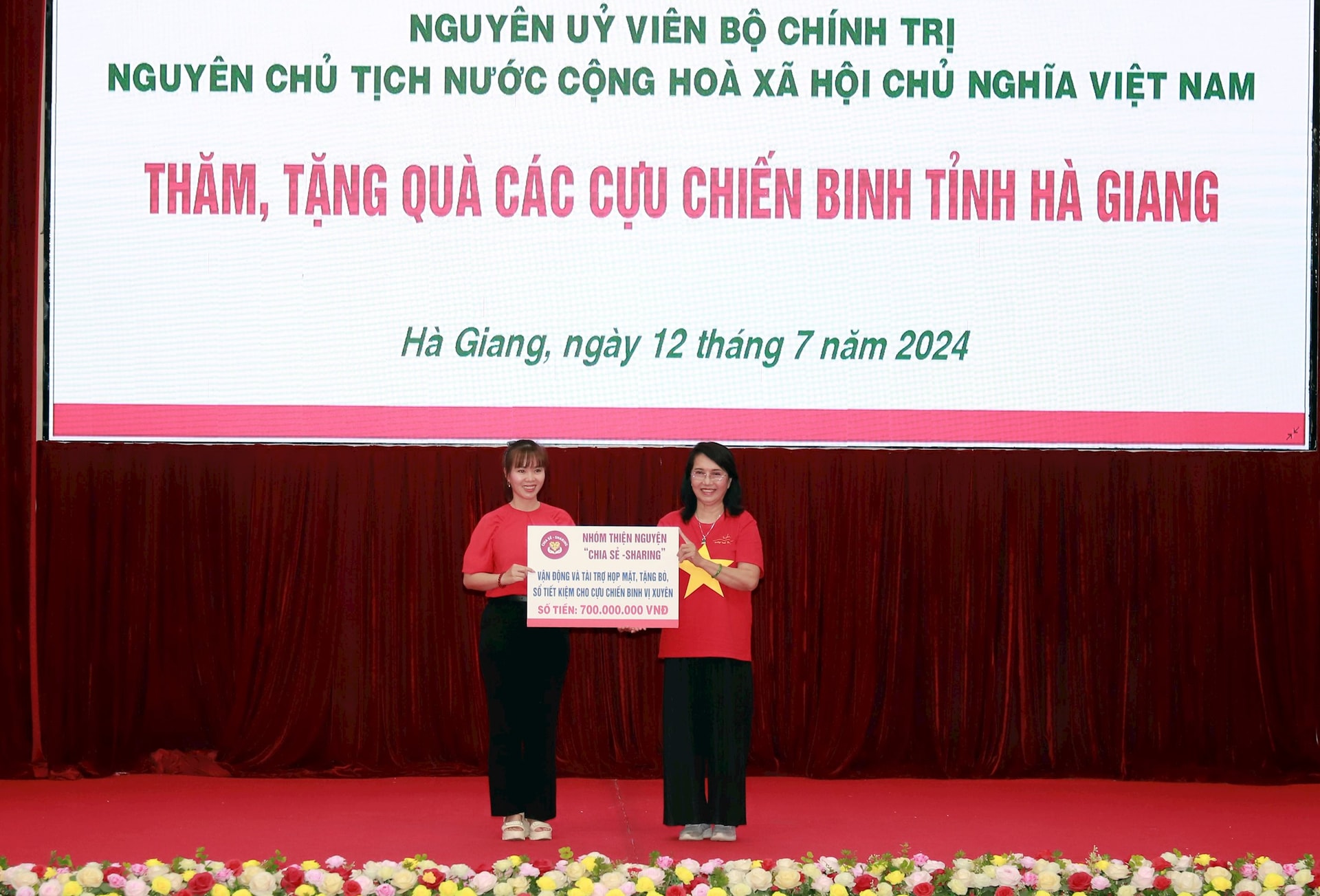 11-nhom-thien-nguyen-trao-tang-pa-.jpg