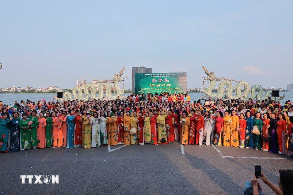 imagev3.vietnamplus.vn-w1000-uploaded-2024-fsmsy-2024_07_12-_ttxvn-ao-dai-sen-3-847.jpg