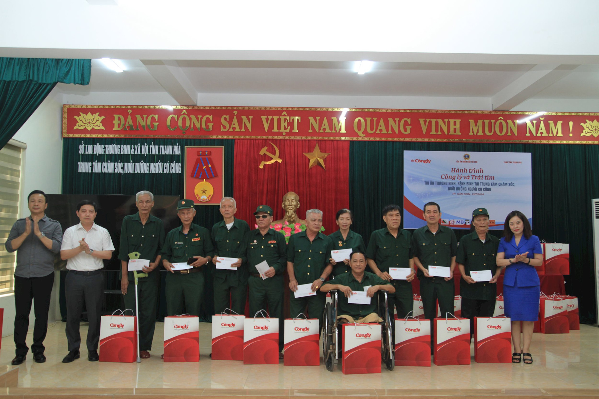 doan-cong-tac-bao-cong-ly-tham-hoi-va-trao-qua-tai-trung-tam-cham-soc-nuoi-duong-nguoi-co-cong-thanh-hoa.jpg