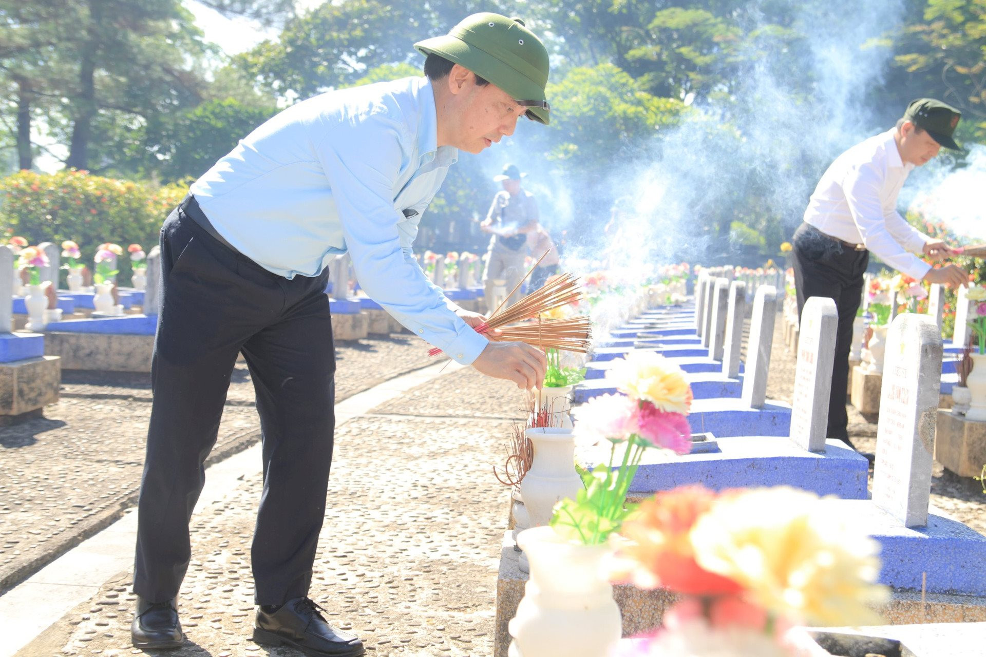 a3-doan-cong-tac-bao-cong-ly-thap-huong-tai-cac-phan-mo-cac-anh-hung-liet-si-o-nghia-trang-liet-si-quoc-gia-truong-son..jpg