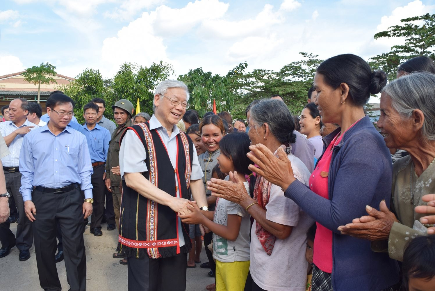 tong-bi-thu-nguyen-phu-trong-tham-ba-con-lang-kon-ro-bang-2-xa-vinh-quang-tp.-kon-tum-trong-chuyen-ve-tham-va-lam-viec-tai-tinh-kon-tum-thang-42017-.jpg