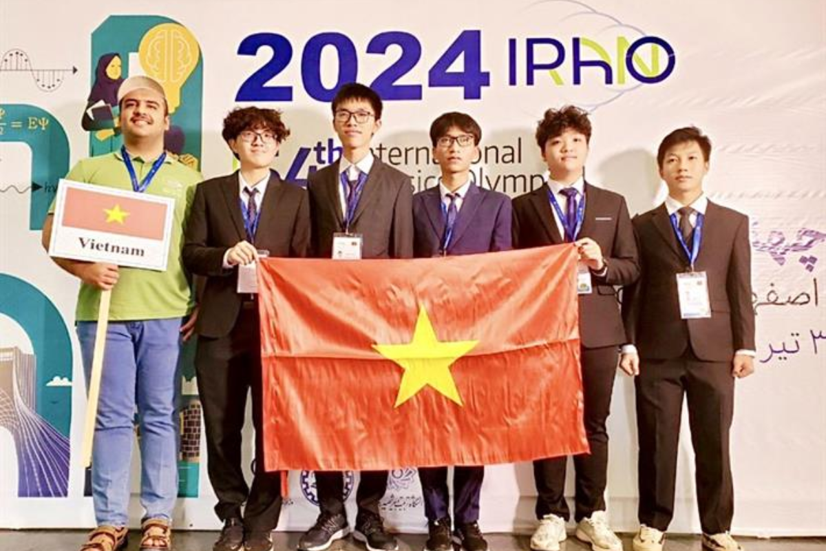 doi-tuyen-viet-nam-du-thi-olympic-vat-li-quoc-te-nam-2024.(1).png