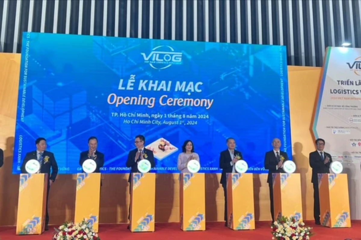 cac-dai-bieu-thuc-hien-nghi-thuc-khai-mac-trien-lam-quoc-te-logistics-viet-nam-2024..png