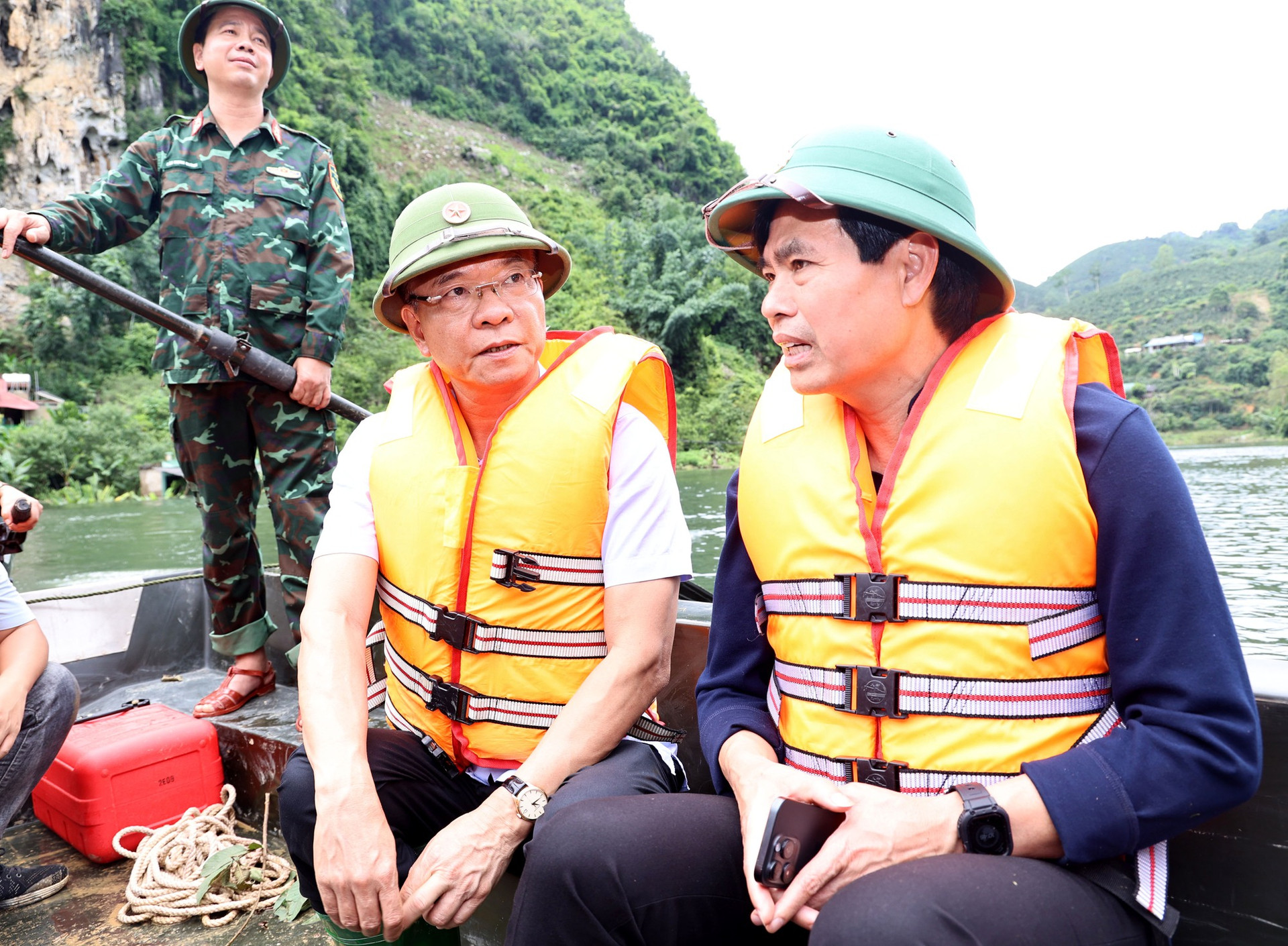 Phó Thủ tướng Lê Thành Long thị sát vùng ngập lụt, thăm hỏi đời sống người dân tỉnh Sơn La- Ảnh 6.