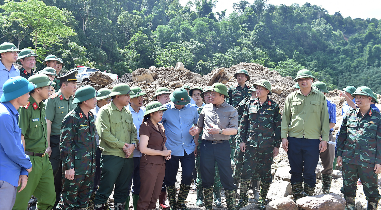 Phó Thủ tướng Trần Lưu Quang thăm hỏi các gia đình bị thiệt hại bởi mưa lũ tại Điện Biên- Ảnh 6.