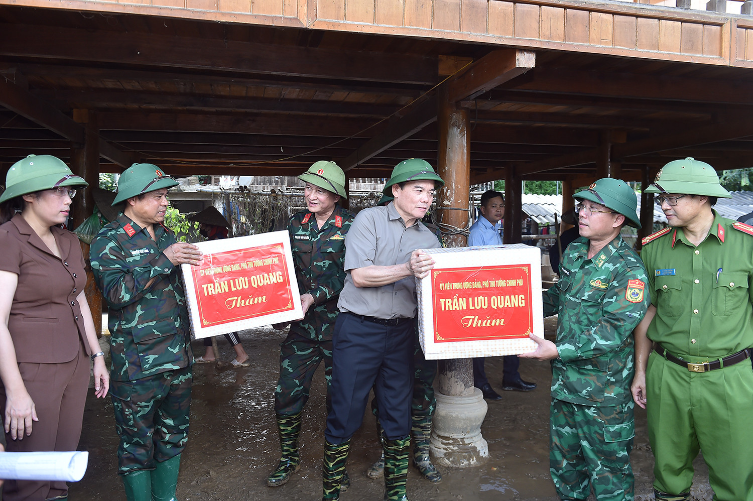 Phó Thủ tướng Trần Lưu Quang thăm hỏi các gia đình bị thiệt hại bởi mưa lũ tại Điện Biên- Ảnh 15.