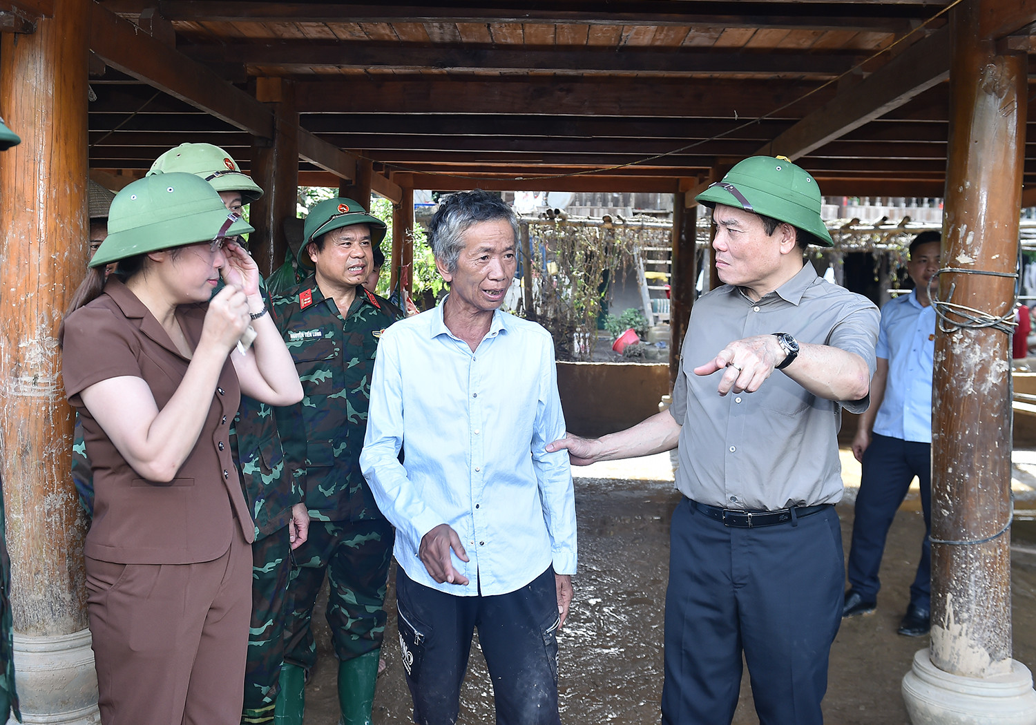 Phó Thủ tướng Trần Lưu Quang thăm hỏi các gia đình bị thiệt hại bởi mưa lũ tại Điện Biên- Ảnh 9.