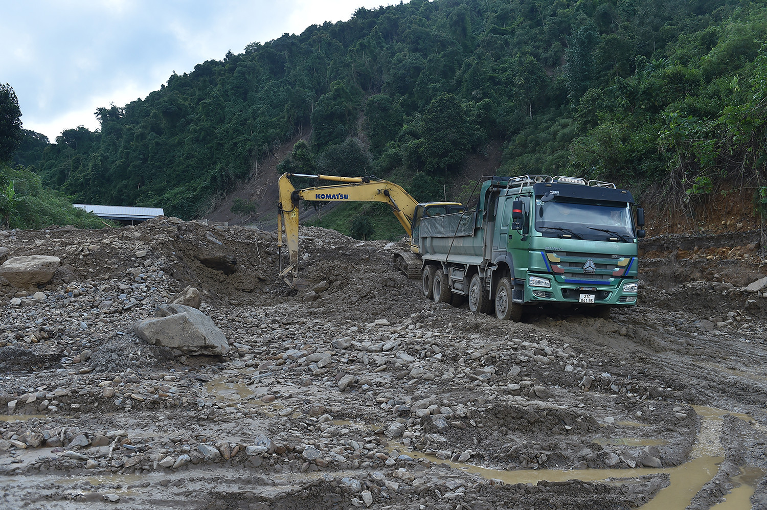 Phó Thủ tướng Trần Lưu Quang thăm hỏi các gia đình bị thiệt hại bởi mưa lũ tại Điện Biên- Ảnh 10.