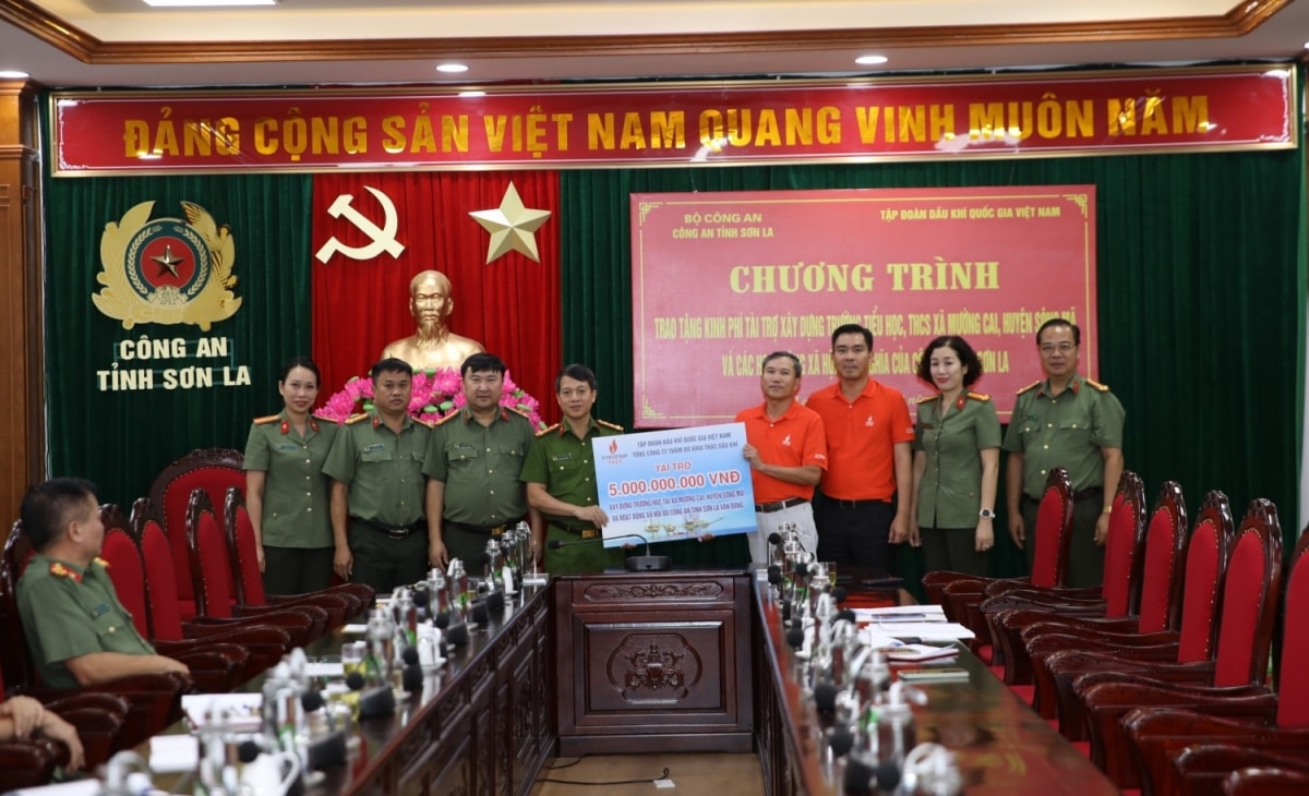 petrovietnam tham hoi, ho tro nguoi dan son la, Dien bien khac phuc hau qua lu hinh anh 4