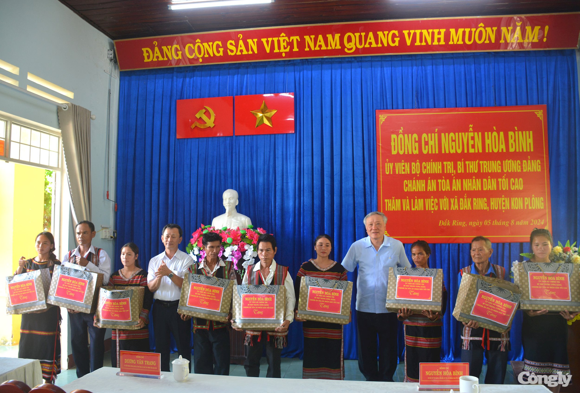 W_5.8.2024.-chanh-an-nguyen-hoa-binh-trao-qua.jpg