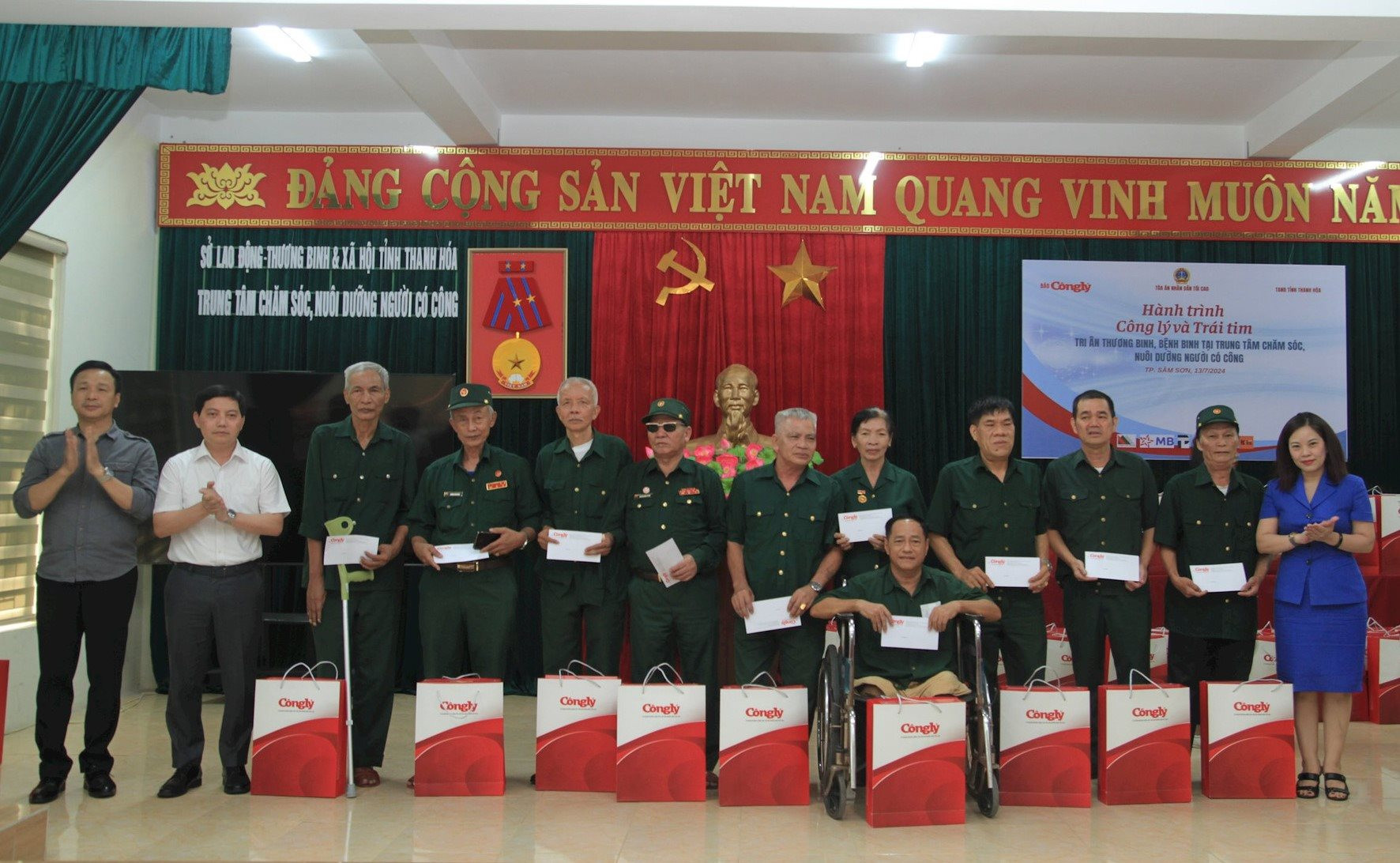 doan-cong-tac-bao-cong-ly-tham-hoi-va-trao-qua-tai-trung-tam-cham-soc-nuoi-duong-nguoi-co-cong-thanh-hoa(1).jpg