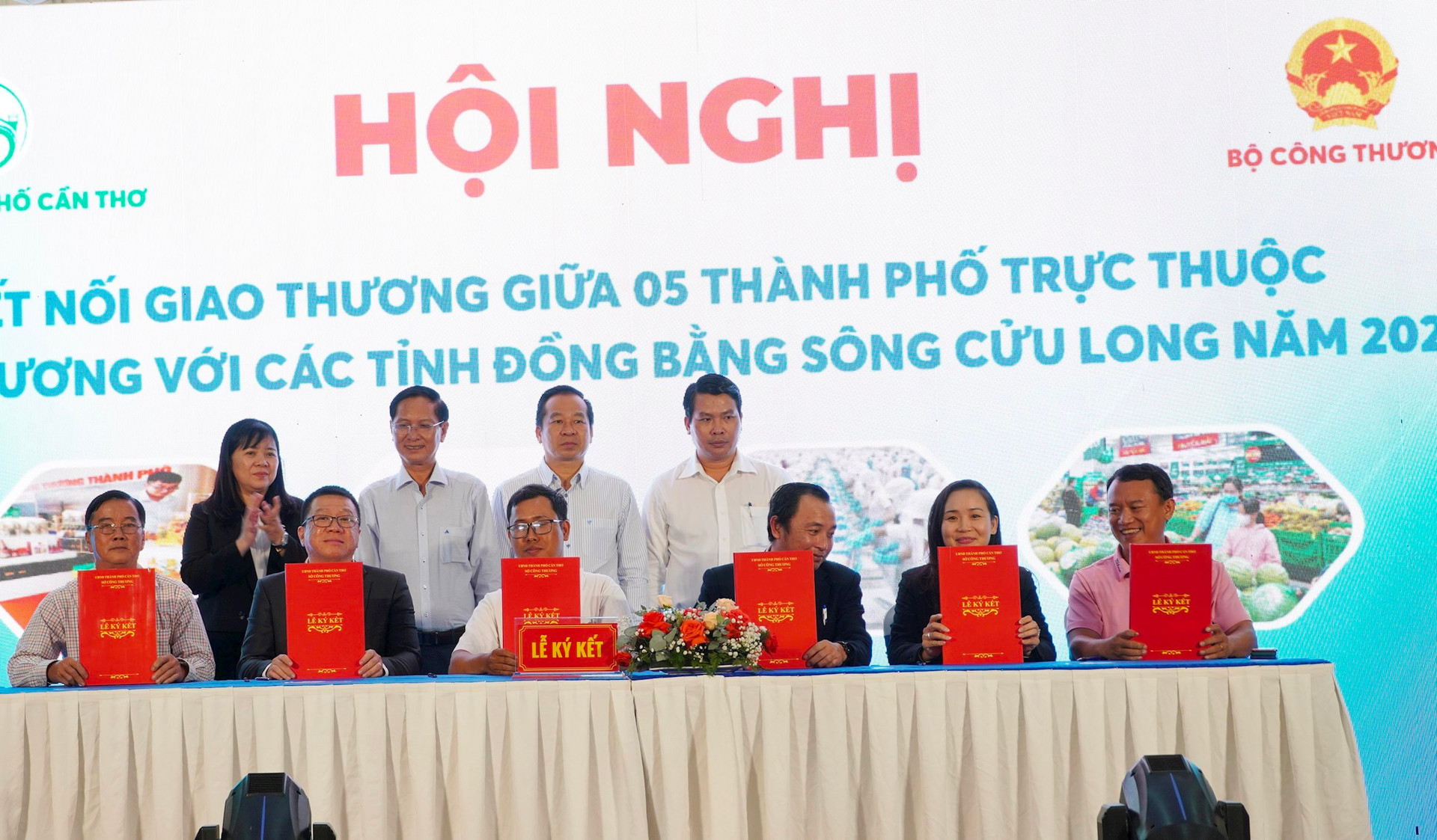 2-dai-dien-central-retail-thu-2-tu-trai-qua-ky-ket-hop-tac-voi-cac-doanh-nghiep-hop-tac-xa-ho-kinh-doanh-ca-the-tham-du-su-kien.jpg