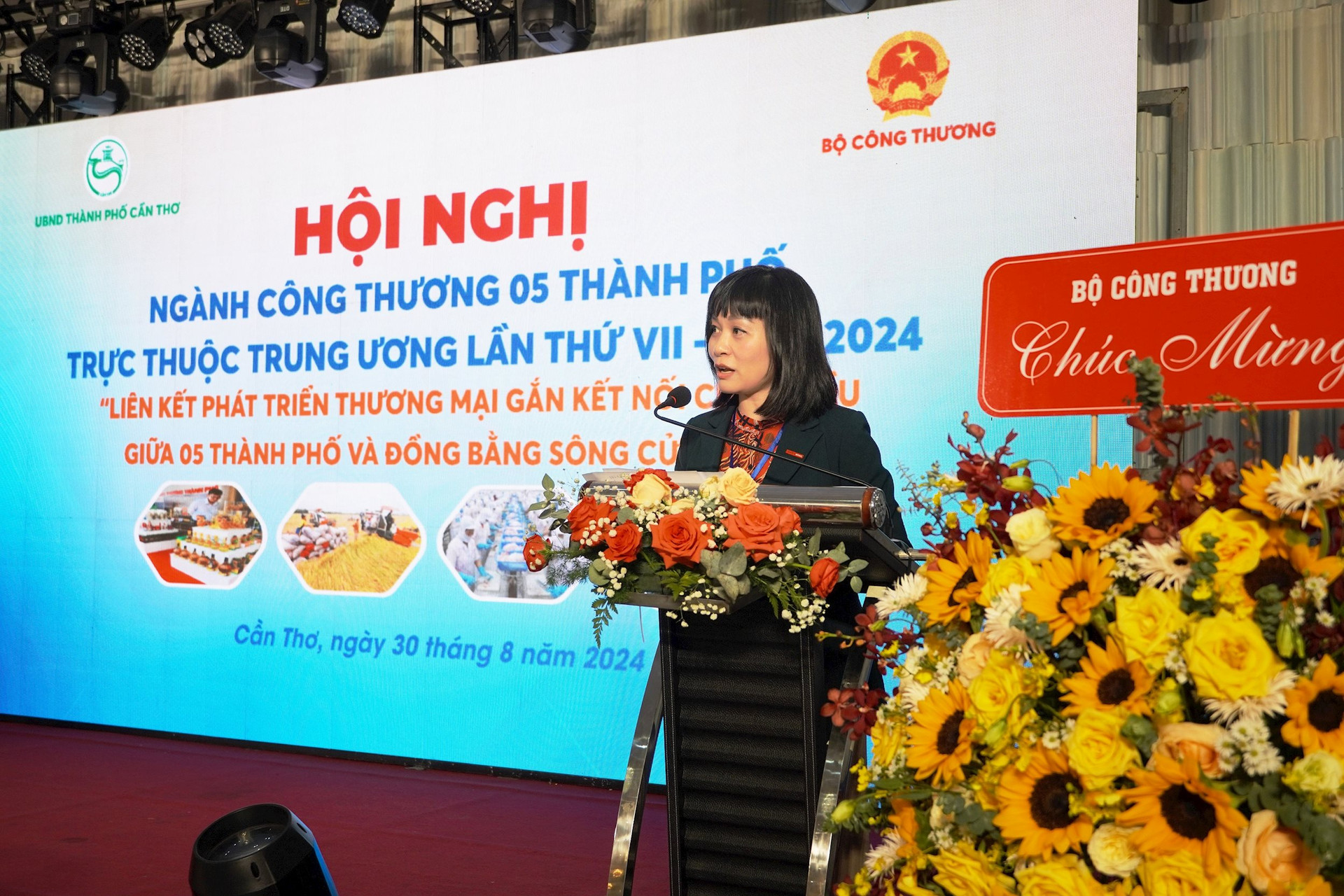 3-ba-pham-thi-thuy-linh-giam-doc-doi-ngoai-va-dau-tu-central-retail-viet-nam-chia-se-tai-hoi-nghi.jpg