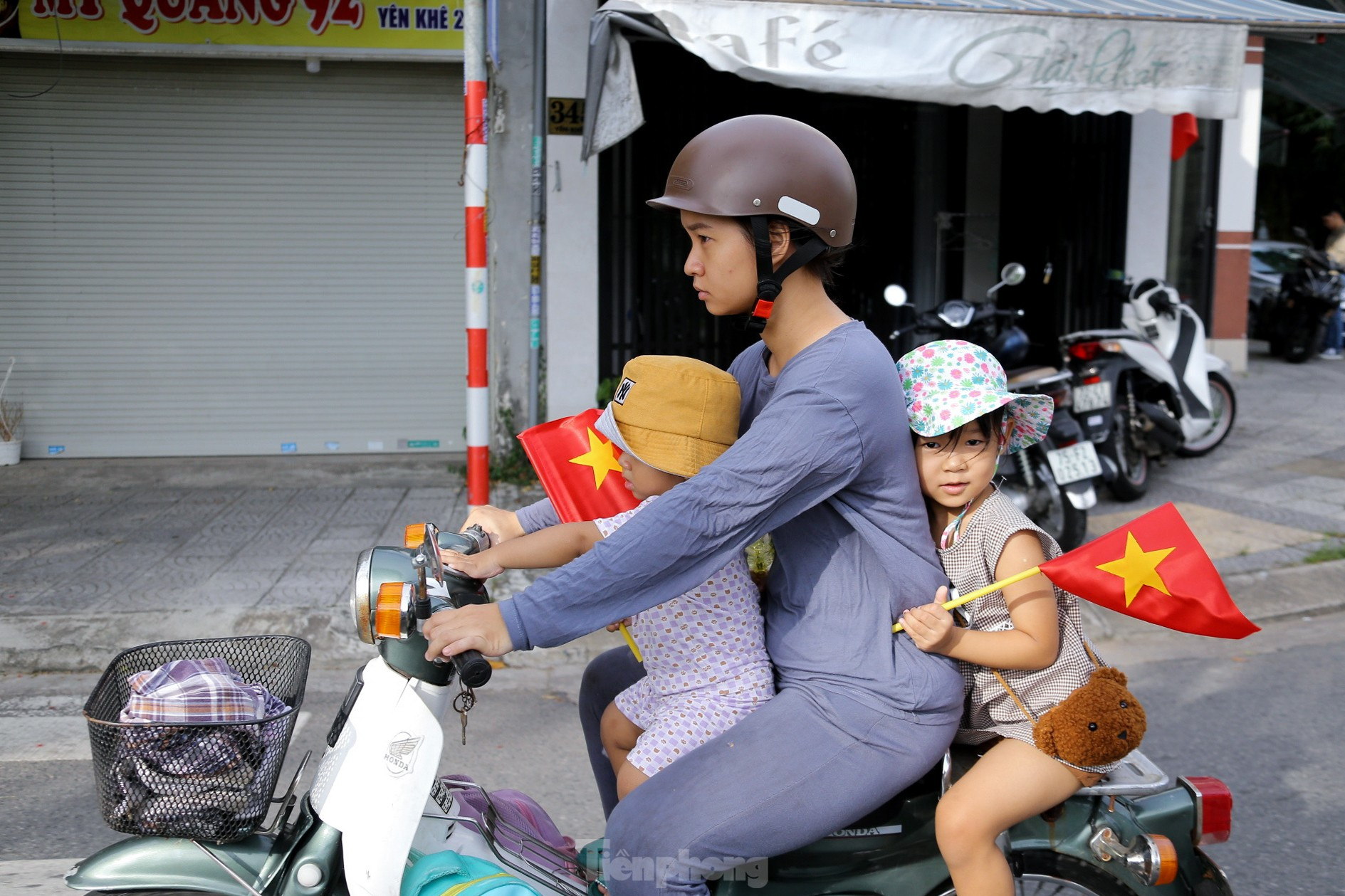 Phố phường Đà Nẵng rực rỡ, chung cư rợp cờ đỏ sao vàng dịp Tết Độc lập ảnh 10