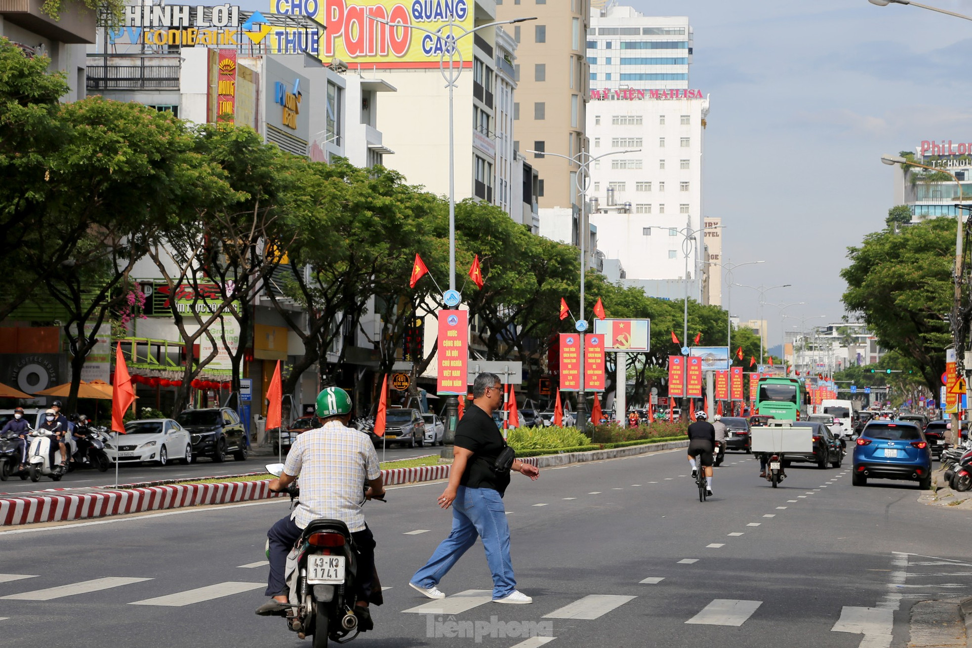 Phố phường Đà Nẵng rực rỡ, chung cư rợp cờ đỏ sao vàng dịp Tết Độc lập ảnh 1