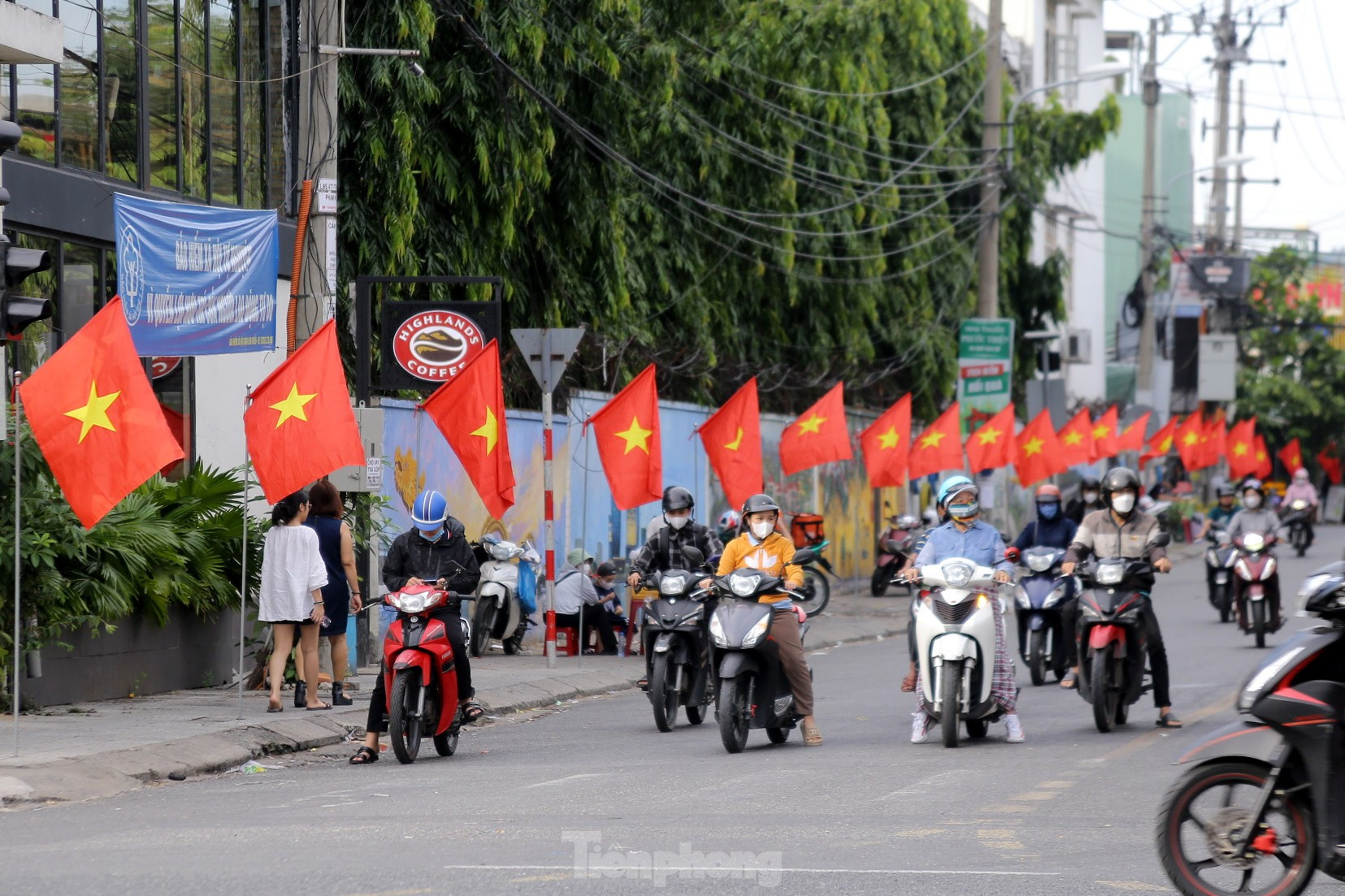 Phố phường Đà Nẵng rực rỡ, chung cư rợp cờ đỏ sao vàng dịp Tết Độc lập ảnh 5