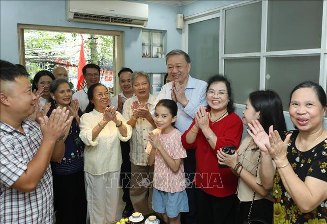 Tổng Bí thư, Chủ tịch nước Tô Lâm tri ân cố nhạc sĩ Văn Cao và cố họa sĩ Bùi Trang Chước- Ảnh 2.