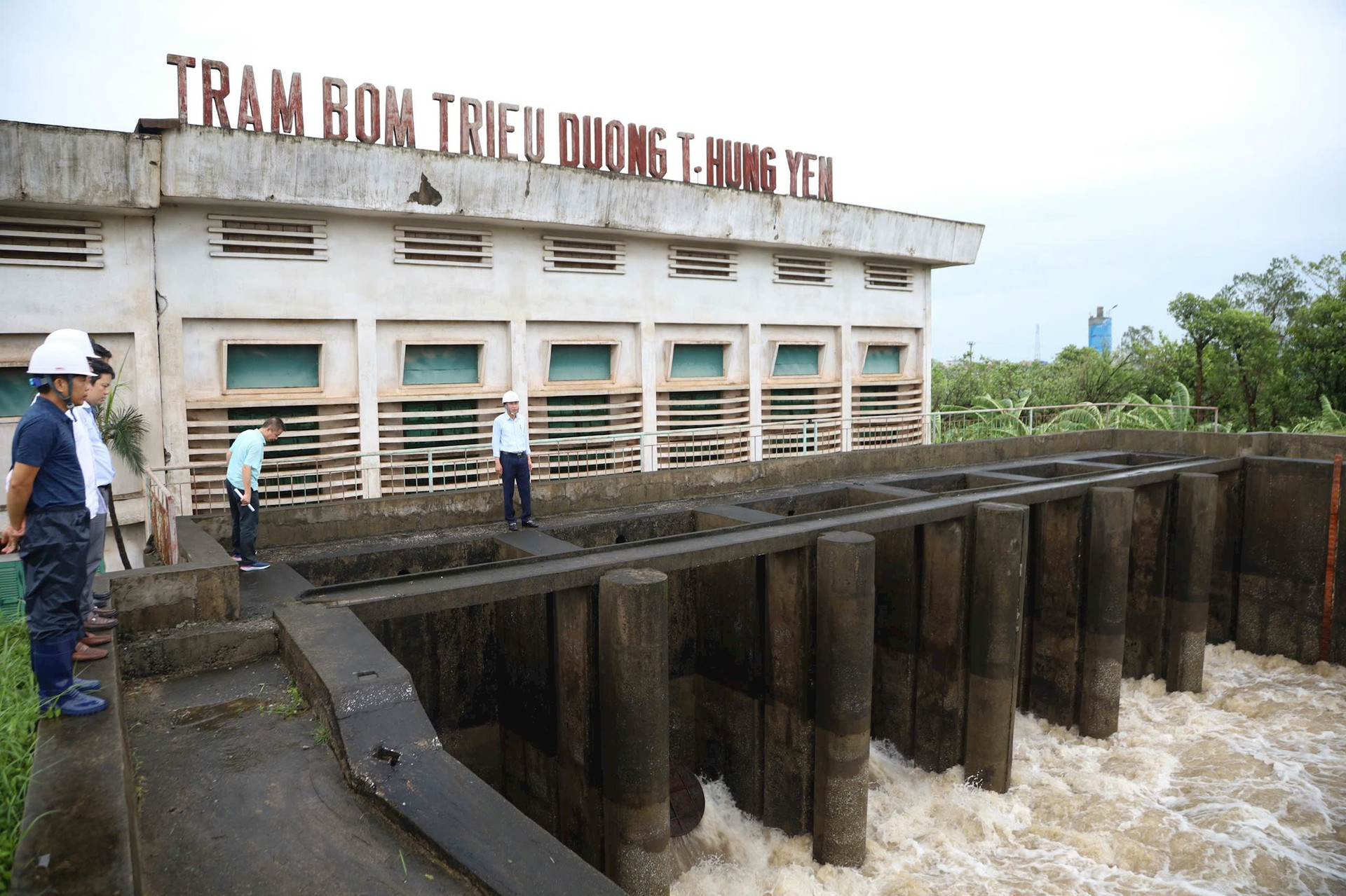 dien-luc-cac-tinh-mien-bac-uu-tien-cap-dien-cho-cac-tram-bom.jpg