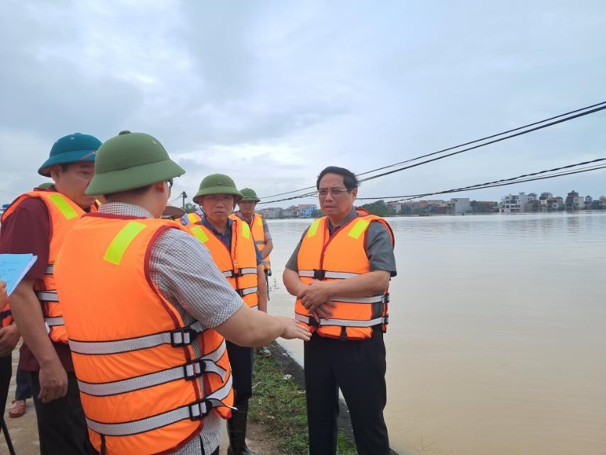 Thủ tướng về xã bị cô lập của Bắc Giang, kiểm tra công tác ứng phó mưa lũ- Ảnh 1.