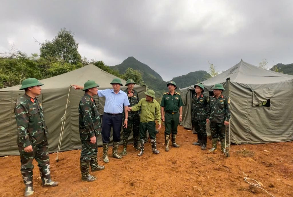 126009_pho_chu_tich_ubnd_tinh_hoang_van_thach_kiem_tra_cong_tac_dung_nha_bat_tam_thoi_cho_cac_ho_dan_di_doi_khoi_khu_vuc_bi_sat_lo_tai_xom_lung_luong_xa_ca_t_19320715.jpg