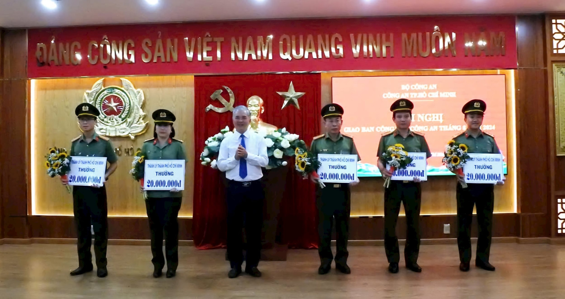 anh-5-dc-ngo-minh-chau-truong-ban-noi-chinh-thanh-uy-trao-khen-thuong-dot-xuat-cho-cac-don-vi-lap-thanh-tich.jpg