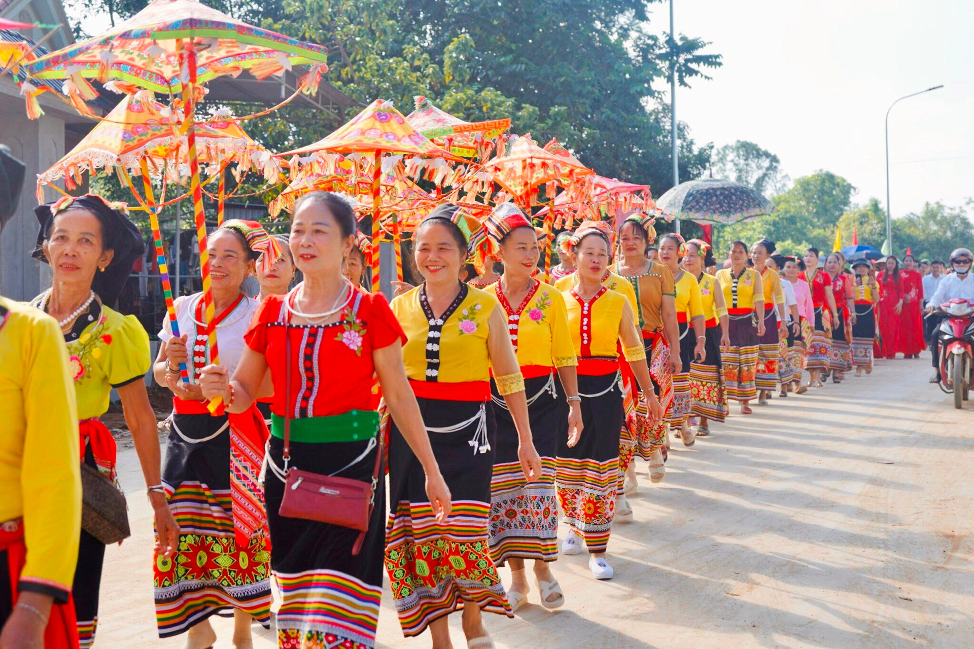 ba-con-dan-toc-thai-xa-tien-ky-vui-hoi-buon-xao.jpg