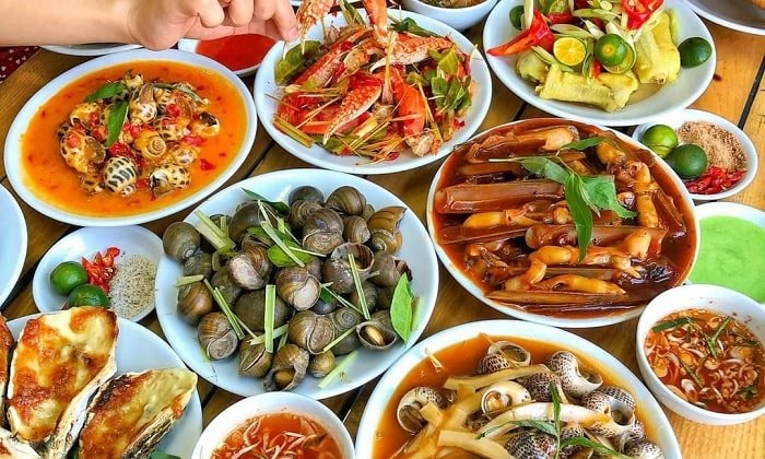 foodtour-hai-phong-tro-nen-thinh-hanh-voi-nhung-nguoi-ua-thich-du-lich-va-trai-nghiem-nhat-la-voi-nhung-ban-tre-tu-nhieu-tinh-thanh..jpg