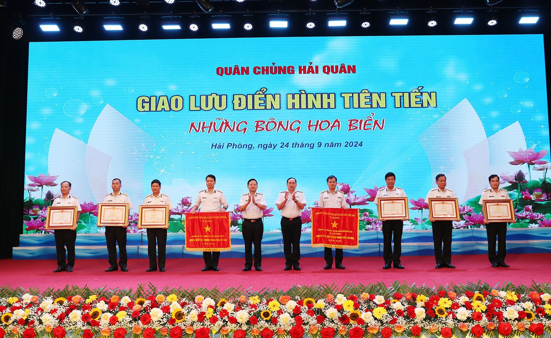 thua-uy-quyen-cua-thu-tuong-chinh-phu-thu-truong-bo-tu-lenh-hai-quan-trao-co-thuong-va-bang-khen-chinh-phu-tang-tap-the-va-ca-nhan.jpg