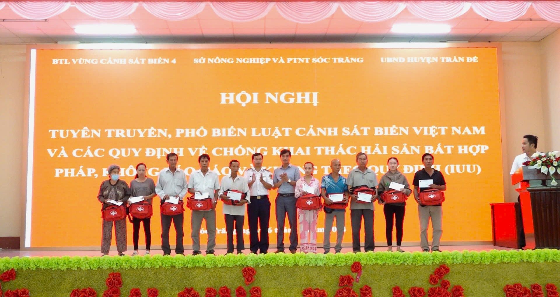 btl-vung-csb4-tang-qua-va-tui-thuoc-y-te-cho-ngu-dan-co-hoan-canh-kho-khan(1).jpg