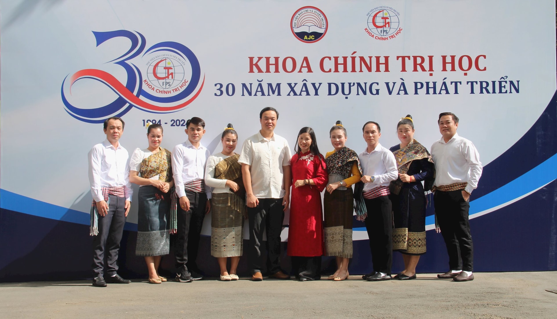 28-9-rat-nhieu-the-he-sinh-vien-quoc-te-da-tot-nghiep-va-truong-thanh-tu-khoa-chinh-tri-hoc-hoc-vien-bao-chi-va-tuyen-truyen-1-.jpg