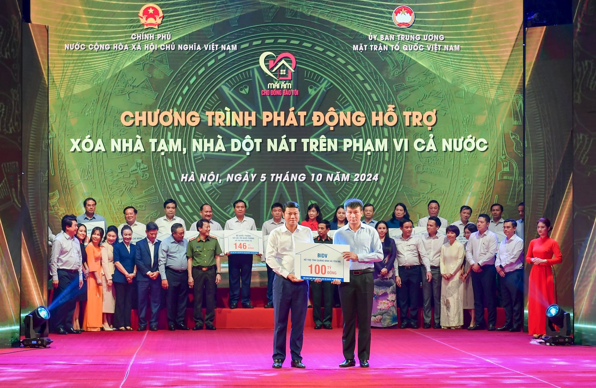 tgd-bidv-le-ngoc-lam-trao-kinh-phi-100-ty-dong.jpg