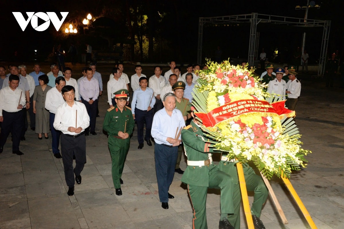 Tổng Bí thư, Chủ tịch nước Tô Lâm dâng hương ở Khu Di tích Đặc biệt Thành cổ Quảng Trị- Ảnh 4.