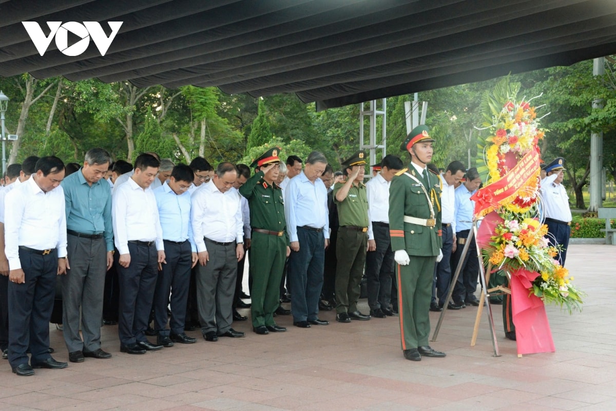 Tổng Bí thư, Chủ tịch nước Tô Lâm dâng hương ở Khu Di tích Đặc biệt Thành cổ Quảng Trị- Ảnh 1.