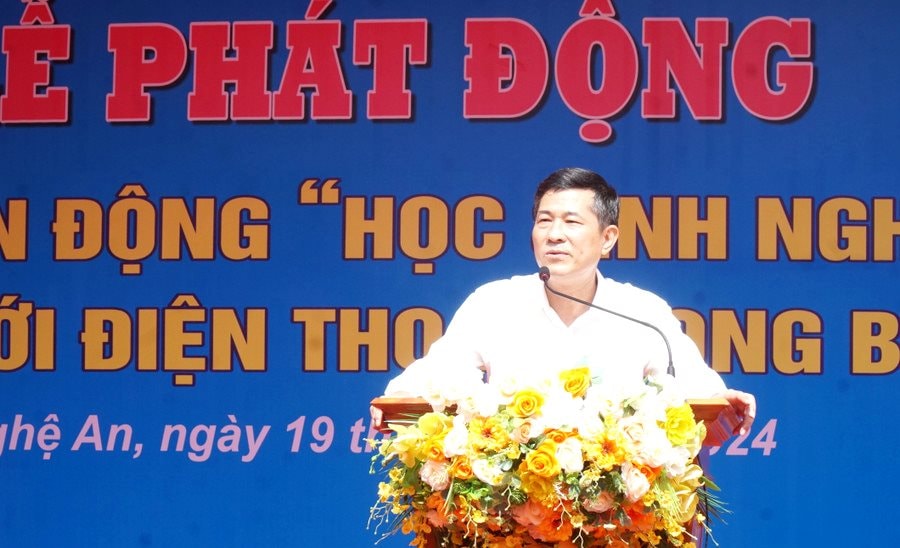 nghe-an-noi-khong-voi-dien-thoai-trong-buoi-hoc-anh-4-7011-4569.jpg