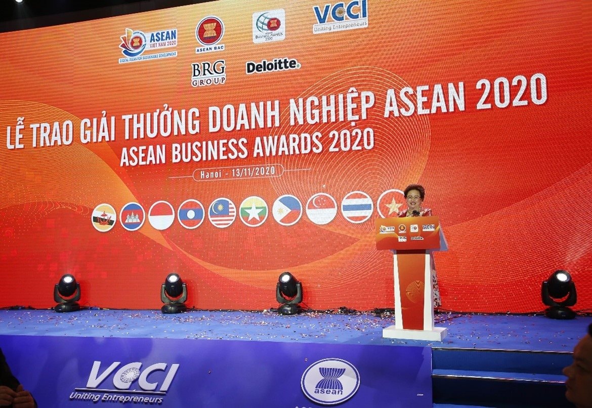 02-ba-nguyen-thi-nga-phat-bieu-voi-vai-tro-chu-tich-giai-thuong-doanh-nghiep-asean-aba-nam-2020.jpg