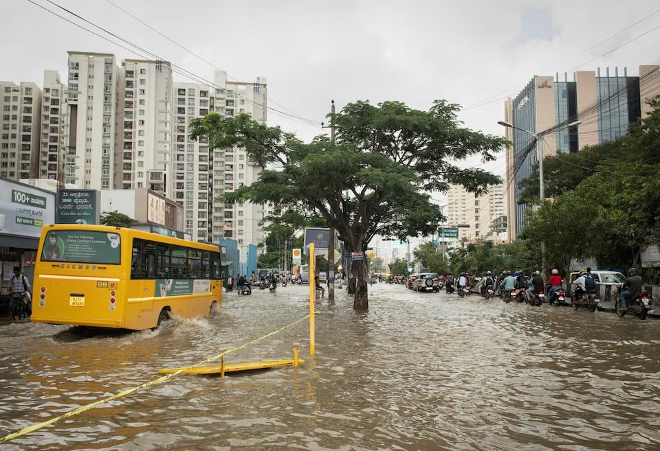 xe-co-di-chuyen-giua-duong-pho-bengaluru-ngap-nuoc-ngay-22-10.jpg