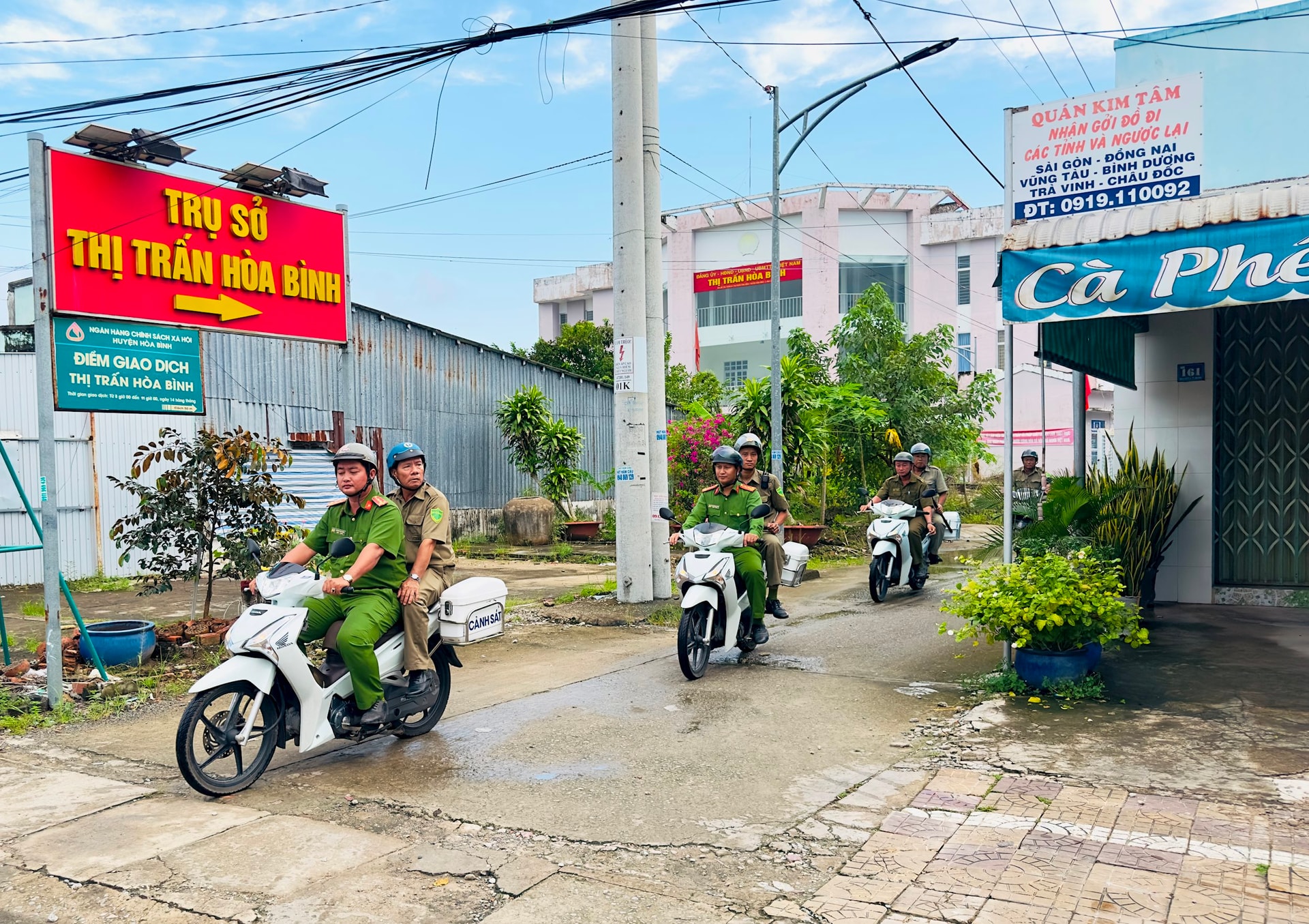 hang-ngay-cac-to-bao-ve-antt-deu-tham-gia-cung-cong-an-thi-tran-hoa-binh-tuan-tra-bao-dam-antt-trat-tu-an-toan-giao-thong-tren-dia-ban(1).jpg