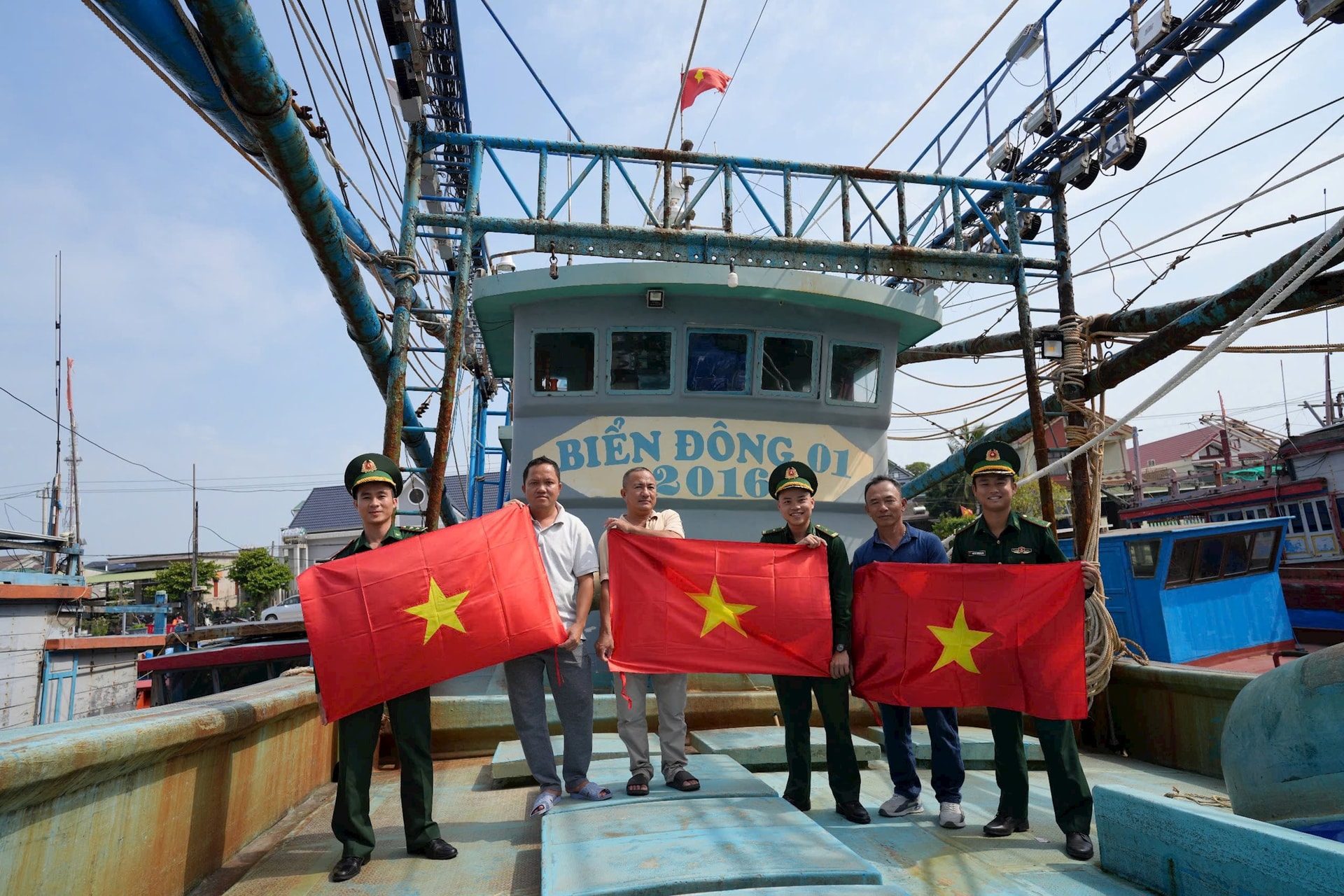 can-bo-chien-sy-don-bien-phong-trieu-van-tang-co-to-quoc-va-tuyen-truyen-ve-phong-chong-iuu-cho-ba-con-ngu-dan-tai-au-tau-xa-trieu-an.jpg