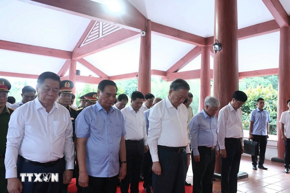 Tổng Bí thư Tô Lâm cùng các đại biểu thành kính tưởng niệm Chủ tịch Hồ Chí Minh. (Ảnh: Thống Nhất/TTXVN)