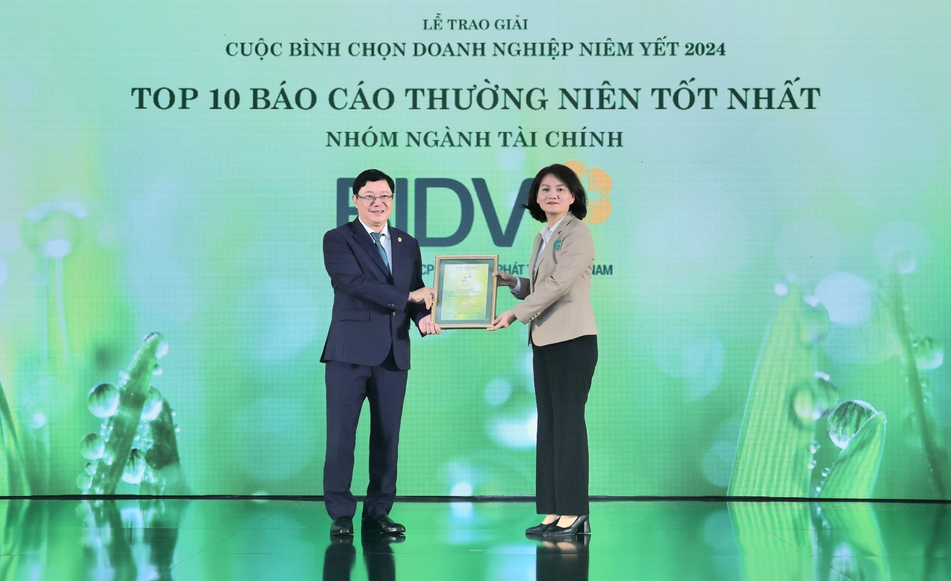 Ông Đoàn Việt Nam, Phó Tổng giám đốc BIDV đại diện nhận giải thưởng “Top 10 báo cáo thường niên tốt nhất – Nhóm ngành tài chính”.