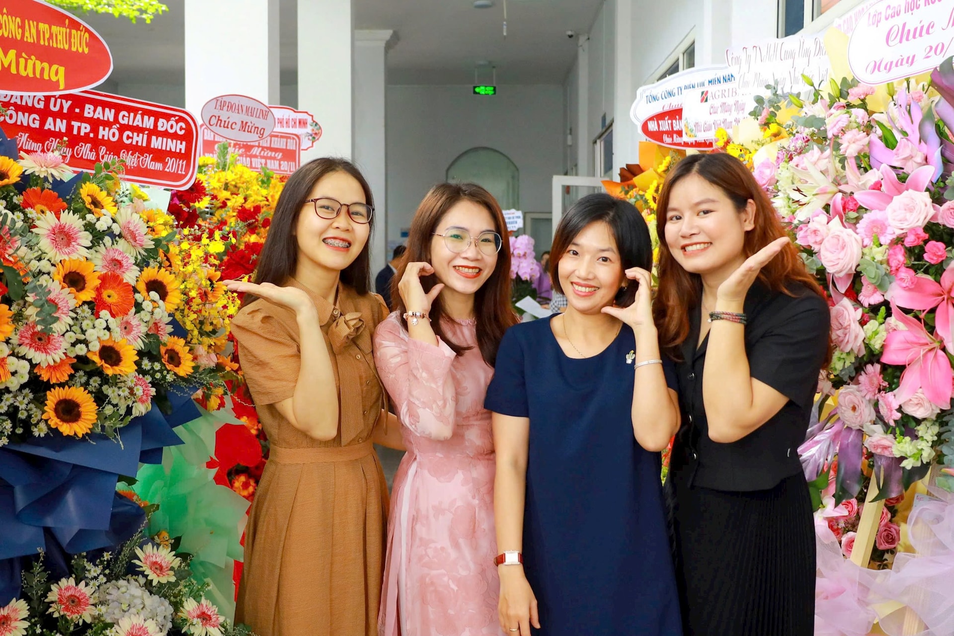 cac-giang-vien-tuoi-tan-trong-buoi-le-ky-niem-42-nam-ngay-nha-giao-viet-nam.jpg