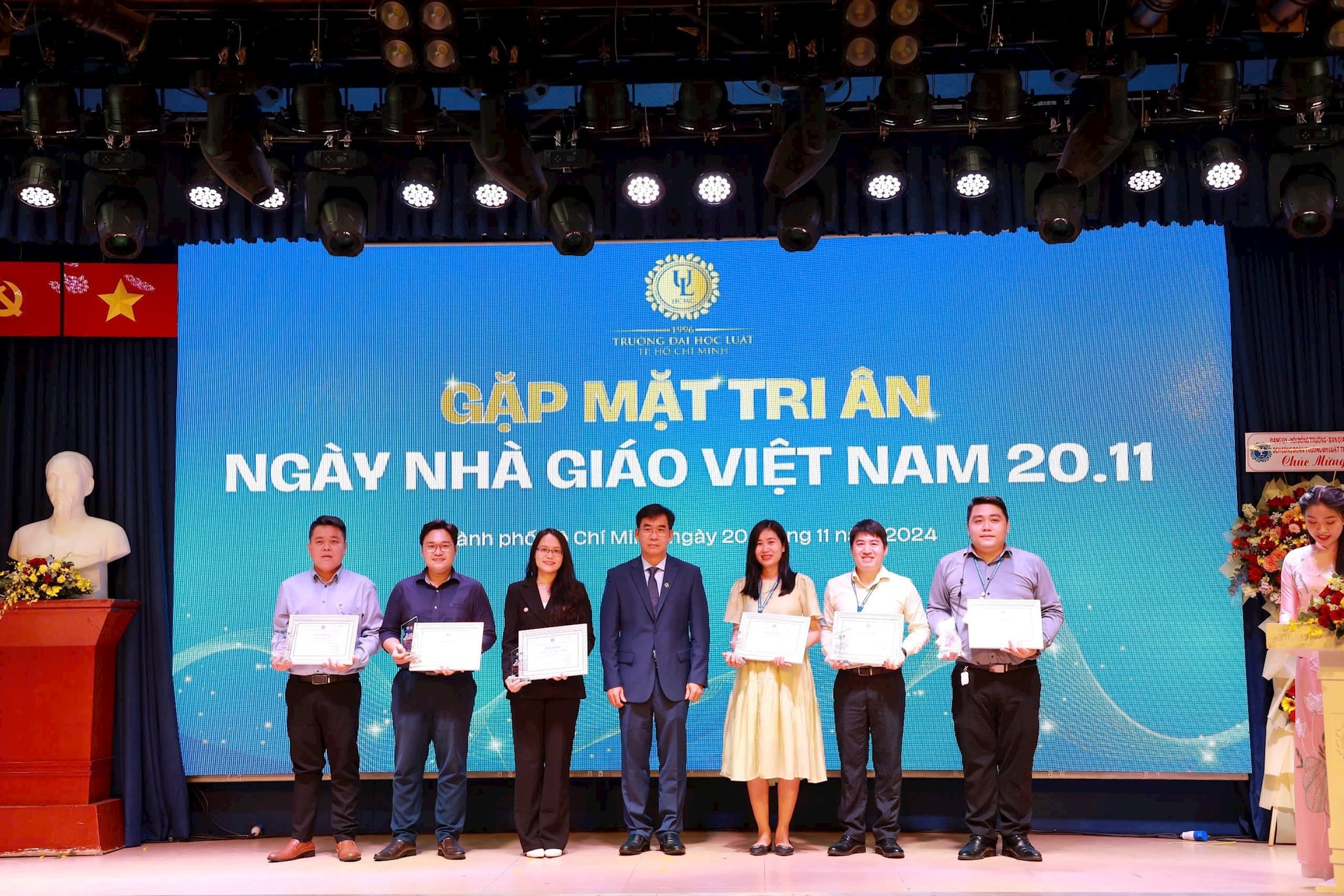 ts.-le-truong-son-trao-tang-giay-khen-cho-cac-giang-vien-tre-va-chuyen-vien-tre-tieu-bieu-2024.jpg