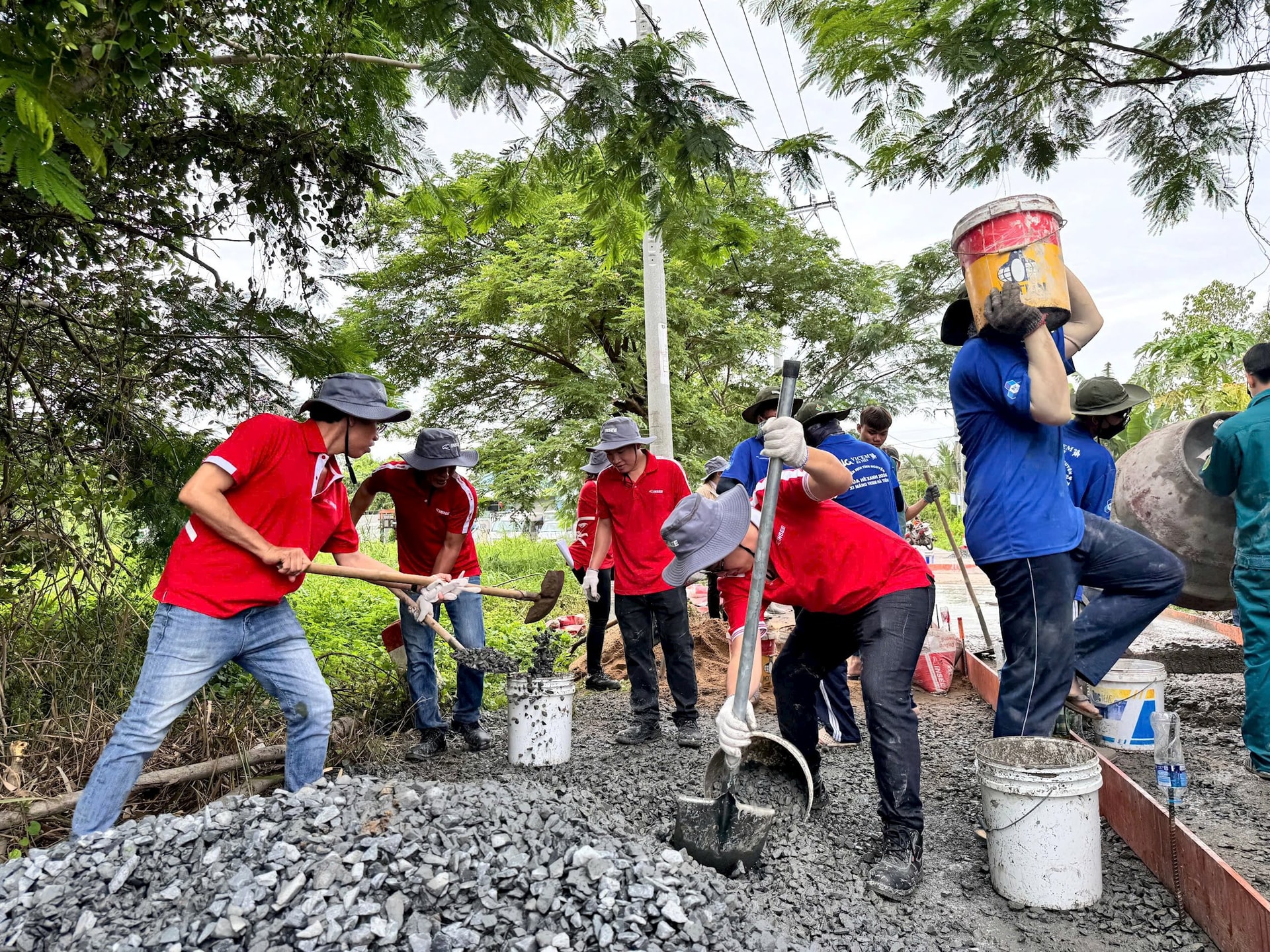 hinh-1-insee-tham-gia-xay-dung-duong-dan-sinh-trong-chien-dich-mua-he-xanh-2024-tai-tuyen-duong-dan-sinh-so-11-xa-long-thoi-huyen-nha-be.jpg