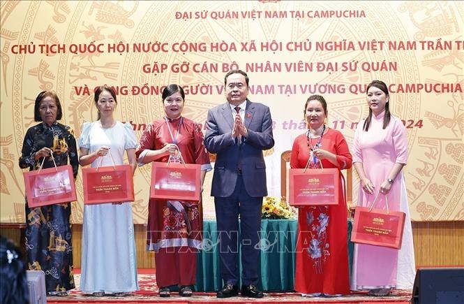 Chủ tịch Quốc hội Trần Thanh Mẫn gặp gỡ cộng đồng người Việt Nam tại Campuchia- Ảnh 3.