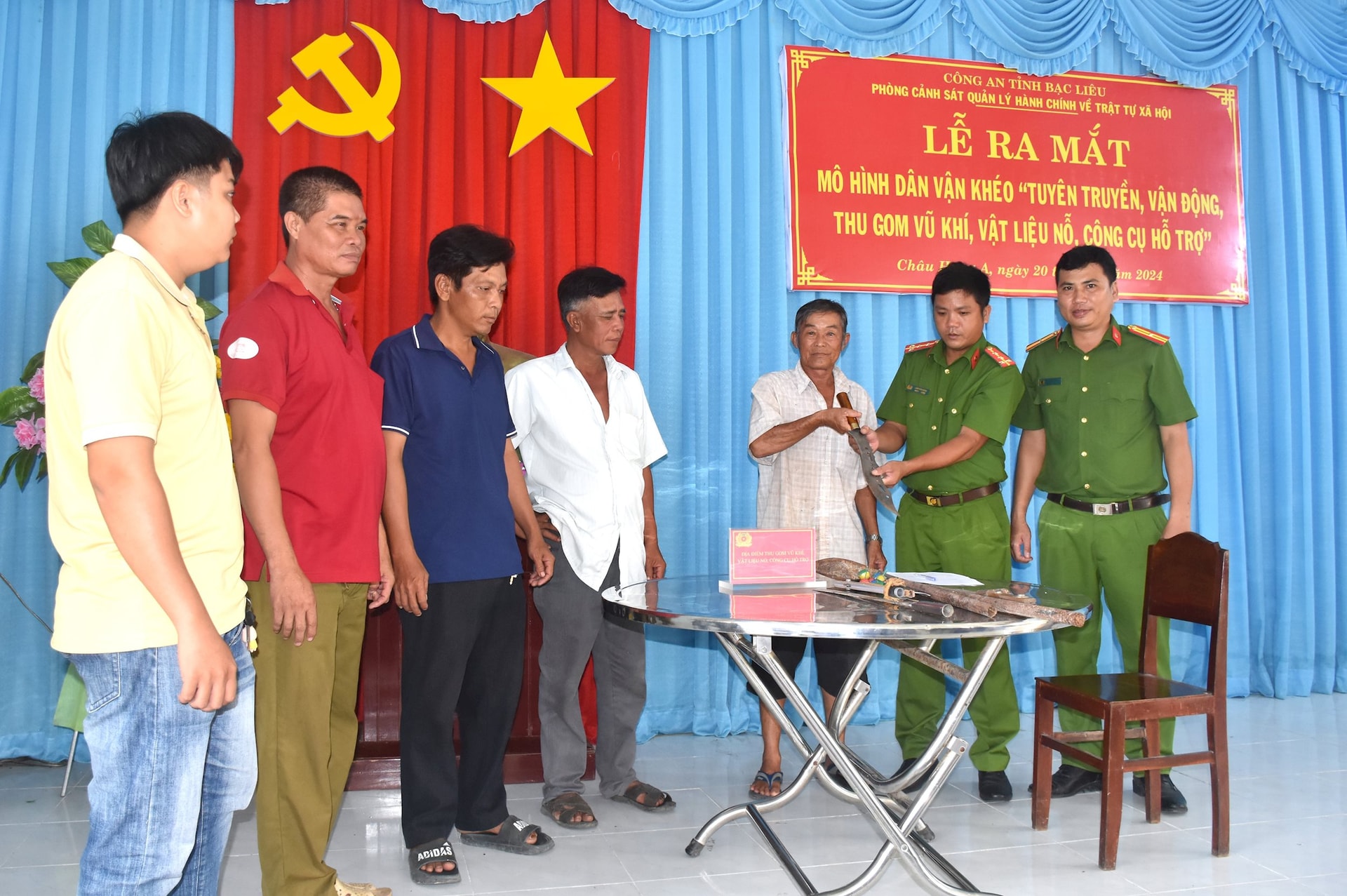 cong-an-tinh-da-xay-dung-nhieu-mo-hinh-dan-van-kheo-tuyen-truyen-van-dong-thu-gom-vu-khi-vat-lieu-no-cong-cu-ho-tro-.jpg