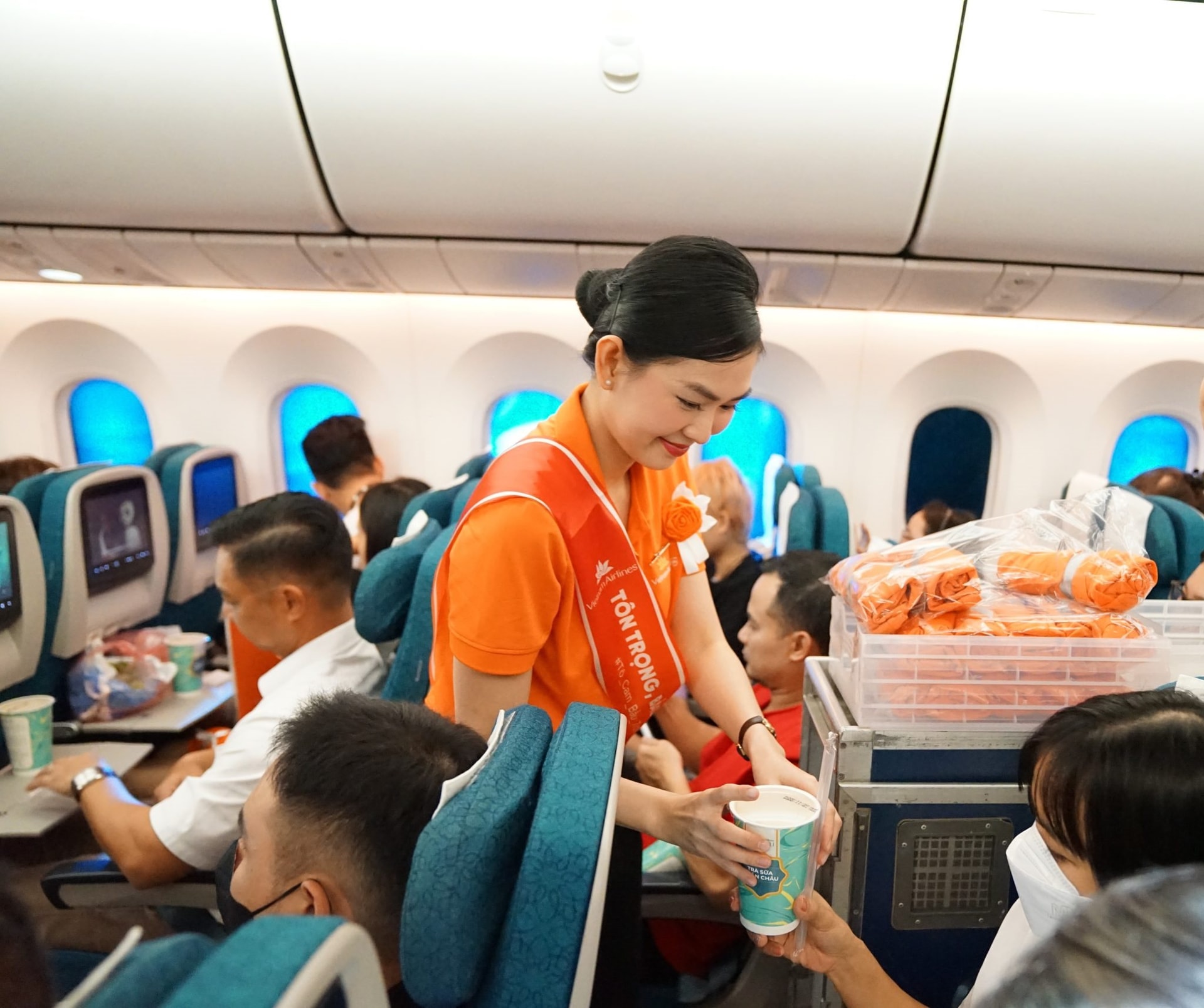 anh-2_-trong-nhung-nam-vua-qua-vietnam-airlines-da-tham-gia-nhieu-hoat-dong-huong-den-xay-dung-xa-hoi-binh-dang-1-2048x1715.jpeg