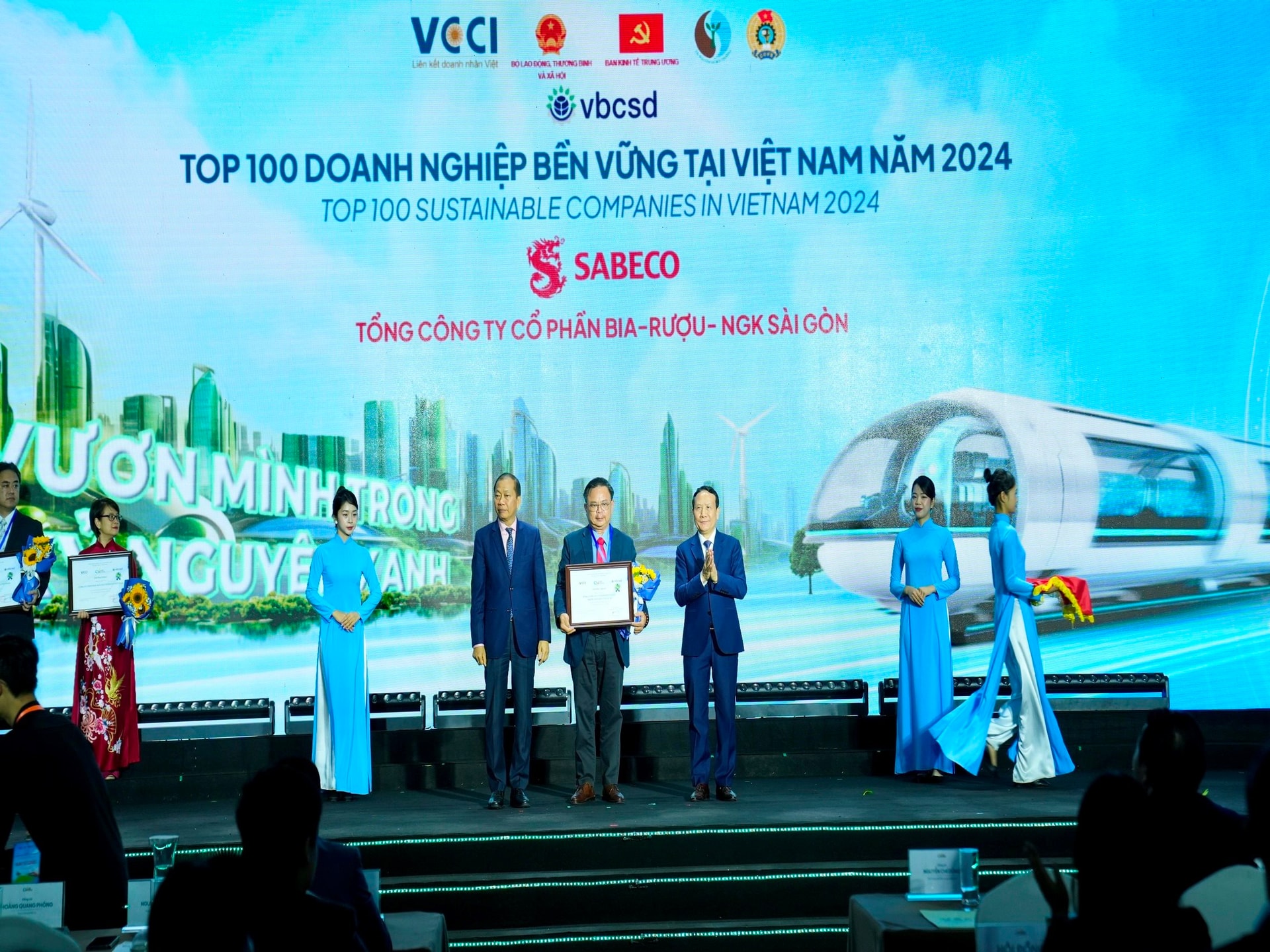 ong-nguyen-hoang-giang-tong-giam-doc-cong-ty-tnhh-thuong-mai-bia-saigon-satraco-nhan-giay-chung-nhan-csi100-2024-.jpeg