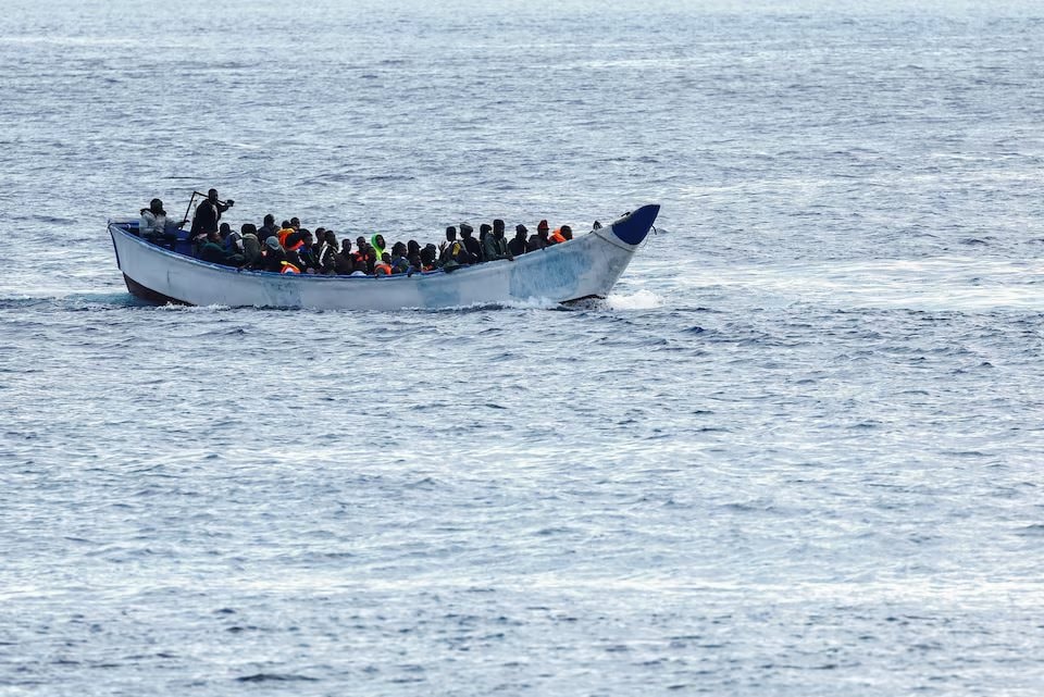 thuyen-cho-nguoi-di-cu-dang-cap-cang-la-restinga-tren-dao-el-hierro-tay-ban-nha-nguon-anh-reuters.jpg